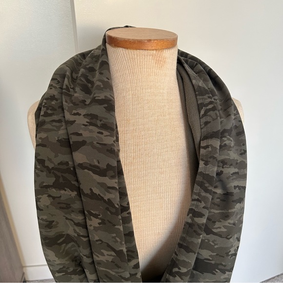 Lululemon Customizable Snap Scarf - Picture 2 of 11